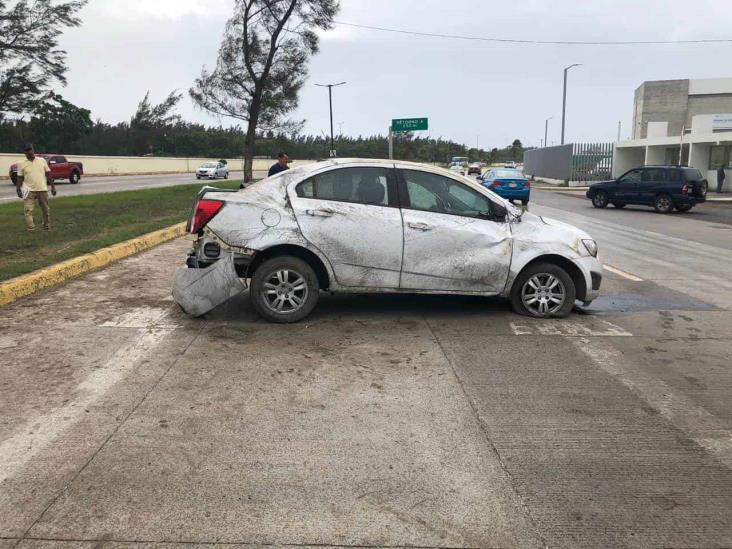 Pierde el control de su auto por la lluvia y vuelca en Boulevard Fidel Velázquez