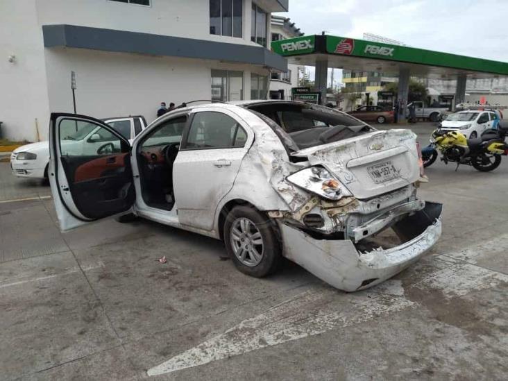 Pierde el control de su auto por la lluvia y vuelca en Boulevard Fidel Velázquez