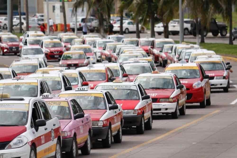 Apoyo gubernamental  da respiro a taxistas en Veracruz