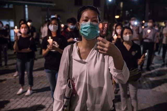 Miles desafían la prohibición de la vigilia de Tiananmen en Hong Kong