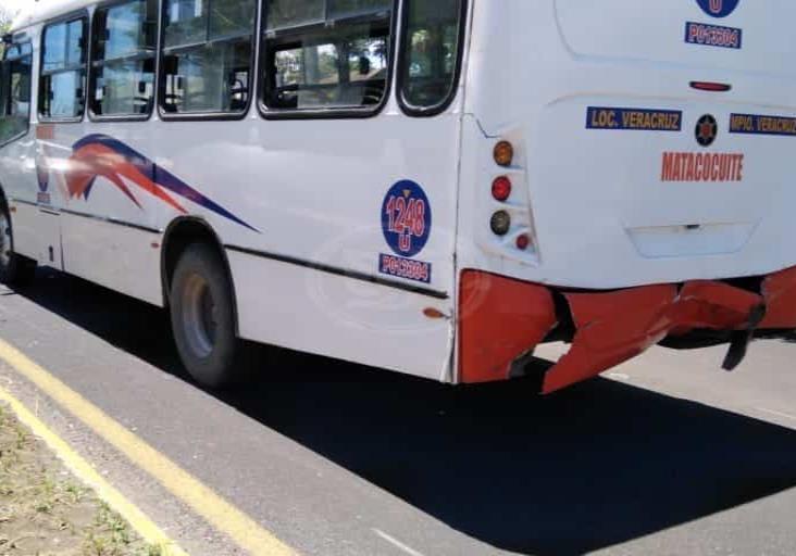 Se registra accidente sobre carretera Veracruz-Xalapa; deja solo daños materiales