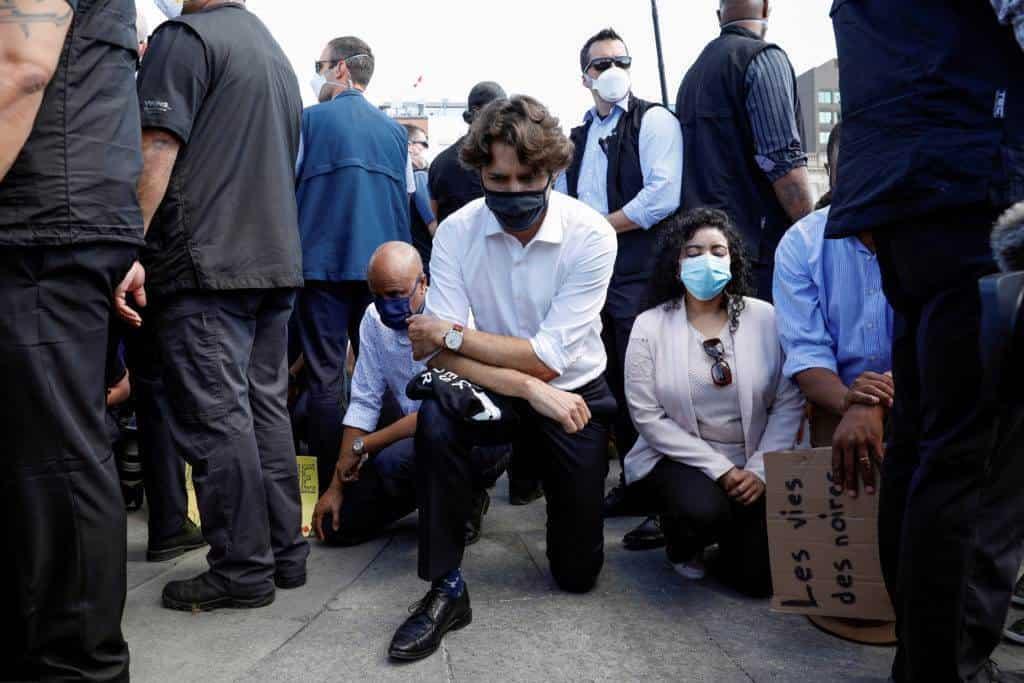 Trudeau se arrodilla en apoyo a protestas antirracismo en Canadá