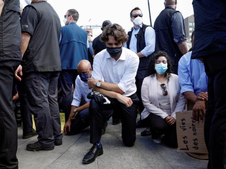 Trudeau se arrodilla en apoyo a protestas antirracismo en Canadá