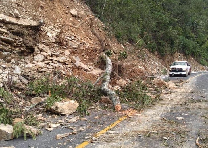 Seis deslizamientos dejan bloqueada carretera de Tuxpanguillo-Tequila