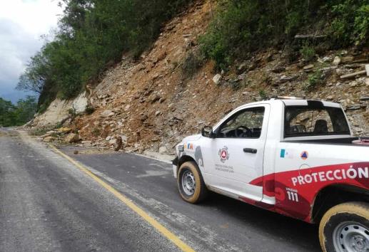 Seis deslizamientos dejan bloqueada carretera de Tuxpanguillo-Tequila