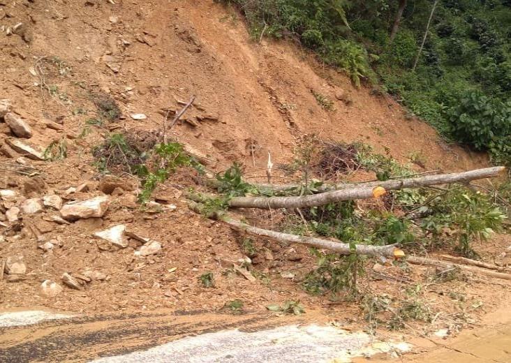 Seis deslizamientos dejan bloqueada carretera de Tuxpanguillo-Tequila