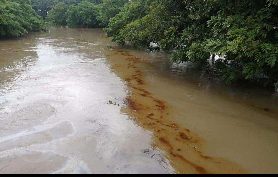 Fuga de crudo  contamina arroyo; Pemex sin iniciar reparación