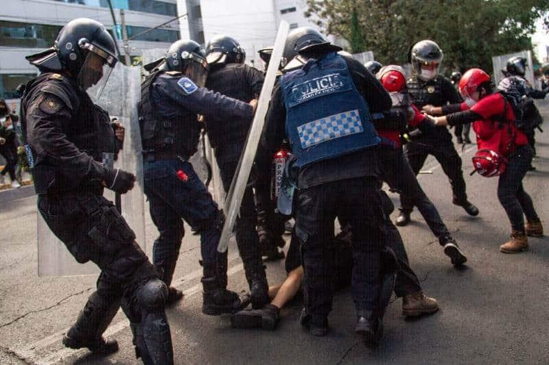 Prisión preventiva a dos policías por agresión a Melanie en protesta de la CDMX