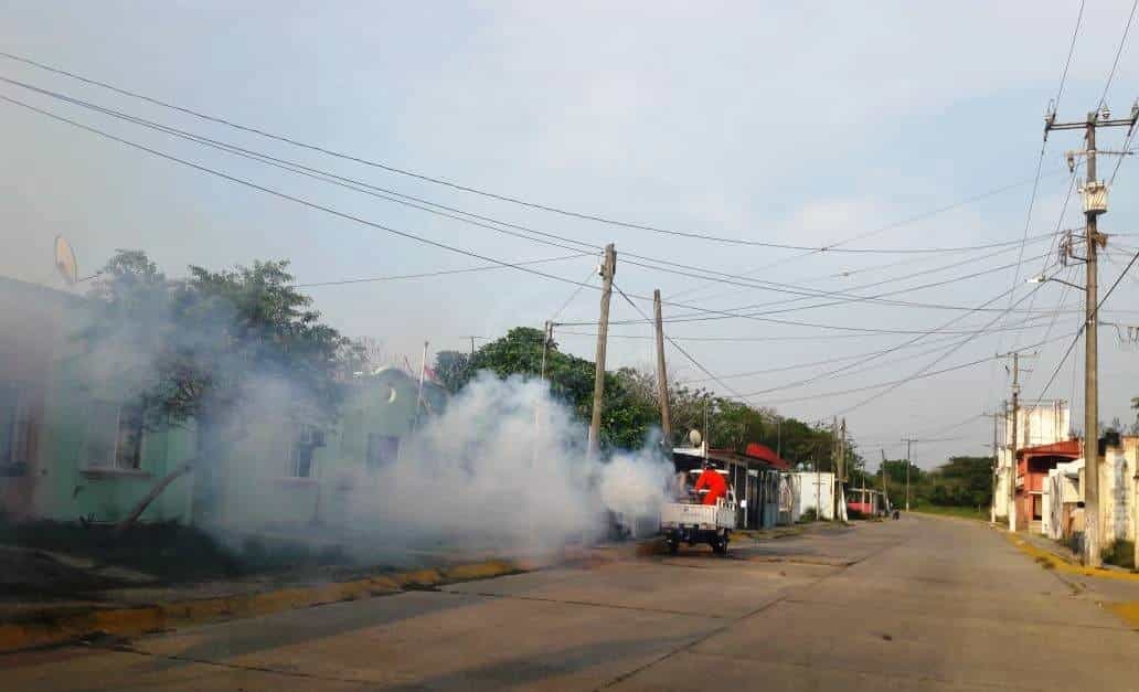 Fumigan para evitar brotes de dengue en Cosoleacaque