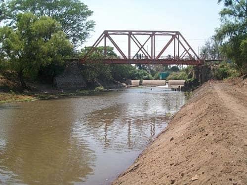 Rescatan a dos personas después de caer de una embarcación en el río Jamapa