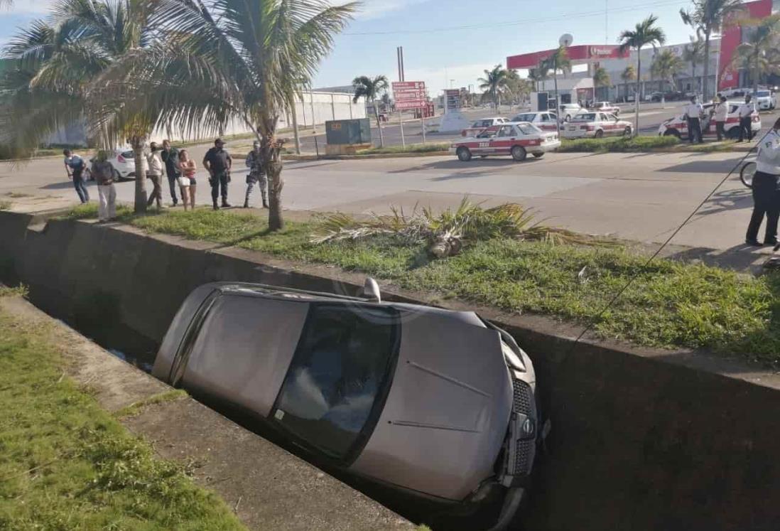 Tras choque, vehículo termina en un canal de Coatzacoalcos