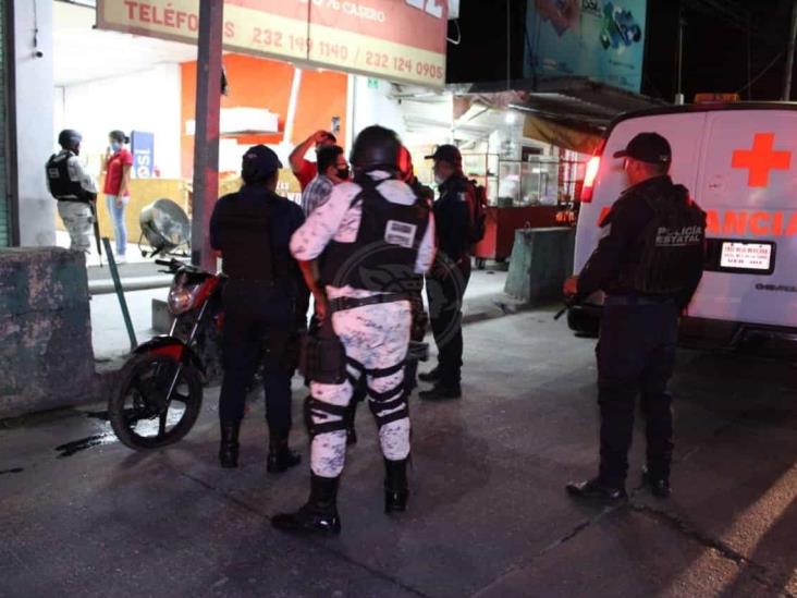 Joven motociclista en estado de ebriedad impacta motocicleta estacionada en Martínez