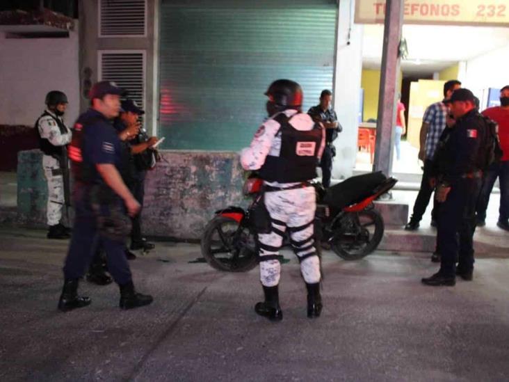 Joven motociclista en estado de ebriedad impacta motocicleta estacionada en Martínez