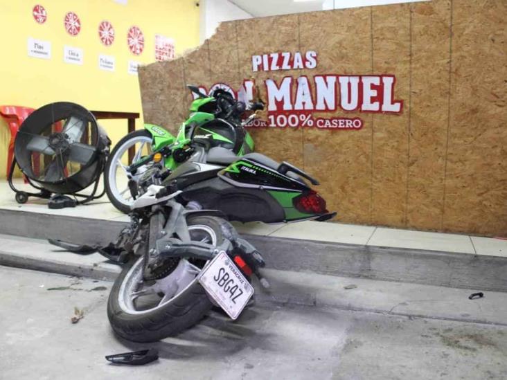 Joven motociclista en estado de ebriedad impacta motocicleta estacionada en Martínez