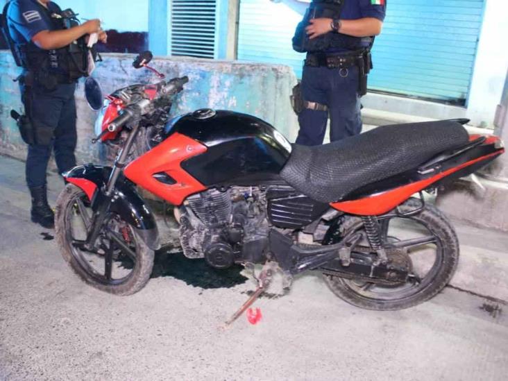 Joven motociclista en estado de ebriedad impacta motocicleta estacionada en Martínez