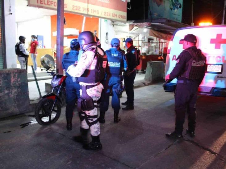 Joven motociclista en estado de ebriedad impacta motocicleta estacionada en Martínez