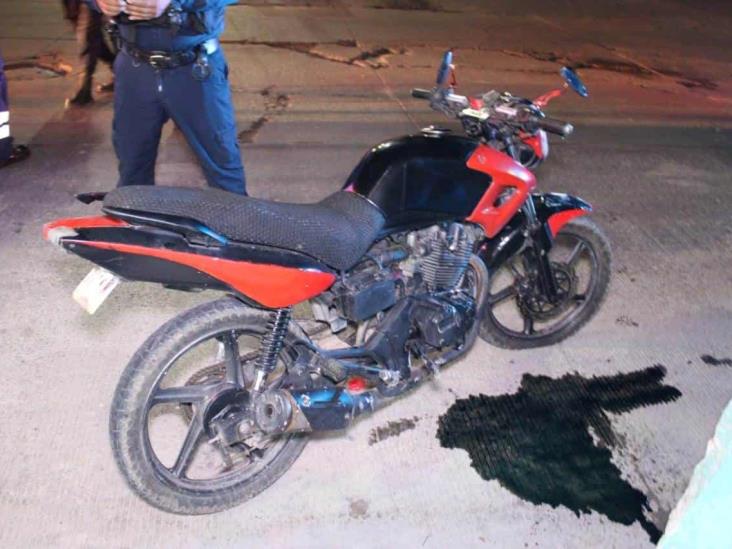 Joven motociclista en estado de ebriedad impacta motocicleta estacionada en Martínez