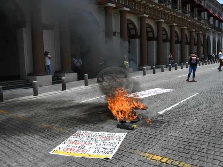 Encapuchados vandalizan oficinas y negocios en Xalapa