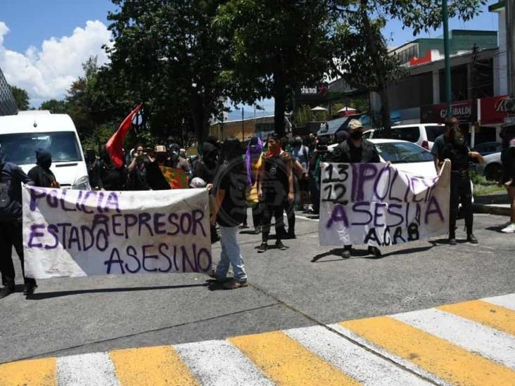 Encapuchados vandalizan oficinas y negocios en Xalapa