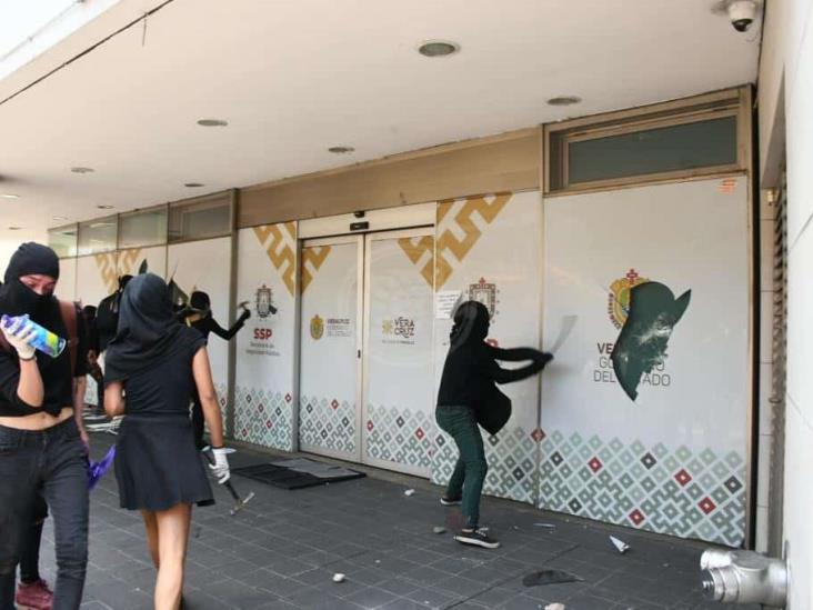 Encapuchados vandalizan oficinas y negocios en Xalapa