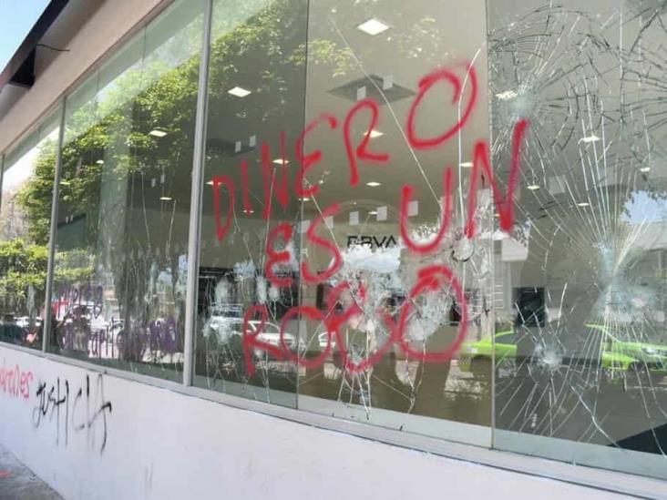 Encapuchados vandalizan oficinas y negocios en Xalapa