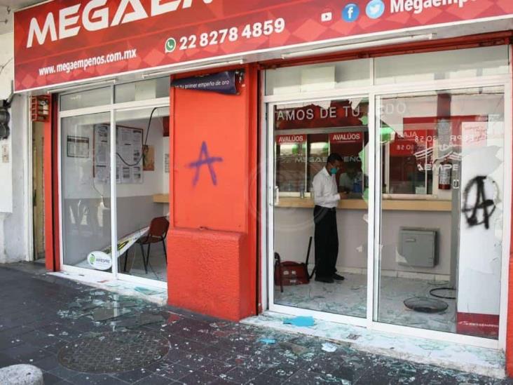 Encapuchados vandalizan oficinas y negocios en Xalapa