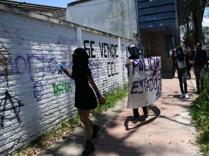 Encapuchados vandalizan oficinas y negocios en Xalapa