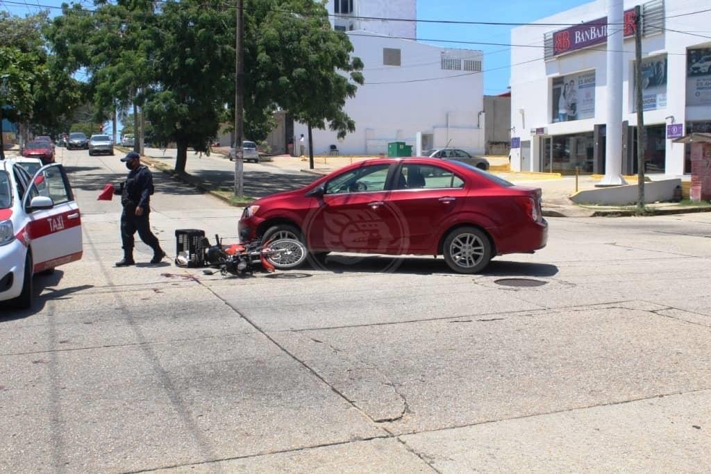 Motociclista choca contra vehículo en el centro de Coatzacoalcos