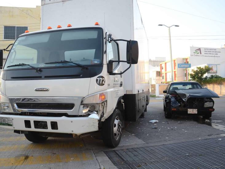 Se registra accidente automovilístico en Veracruz; deja solo daños materiales