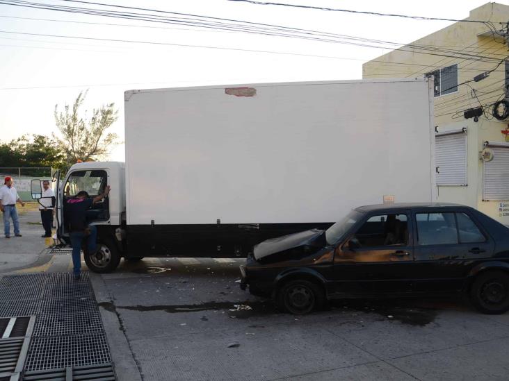 Se registra accidente automovilístico en Veracruz; deja solo daños materiales