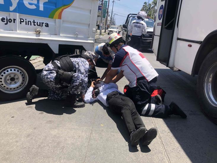 Joven que viajaba en motocicleta derrapa en calles de Veracruz