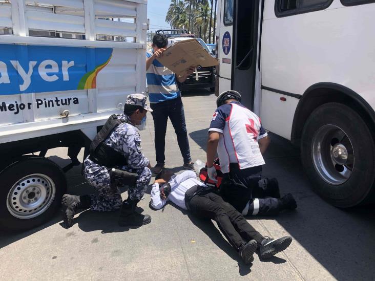 Joven que viajaba en motocicleta derrapa en calles de Veracruz