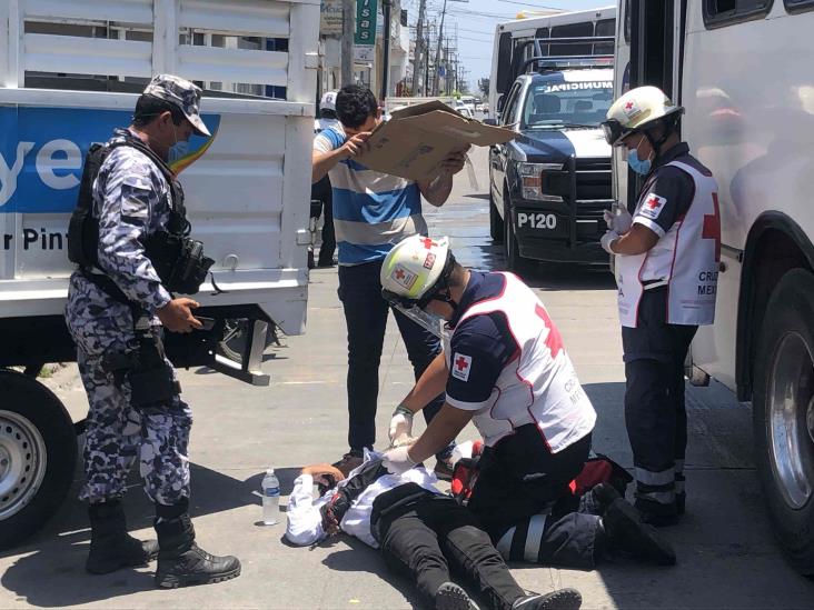 Joven que viajaba en motocicleta derrapa en calles de Veracruz