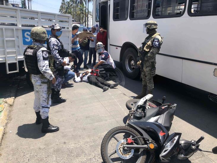 Joven que viajaba en motocicleta derrapa en calles de Veracruz