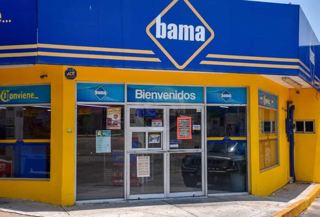 Roban chelas, cigarros y efectivo en tienda de conveniencia en Coatzacoalcos