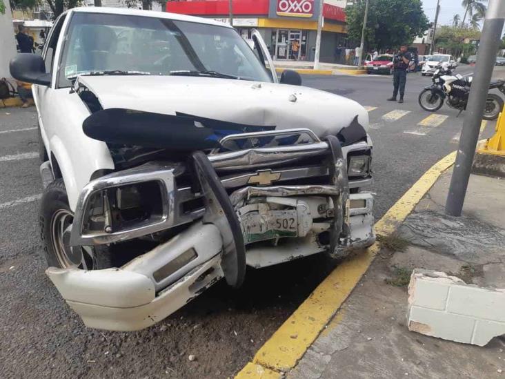 Se registra fuerte accidente en fraccionamiento; destruye caseta de policía