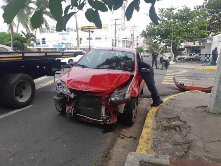 Se registra fuerte accidente en fraccionamiento; destruye caseta de policía