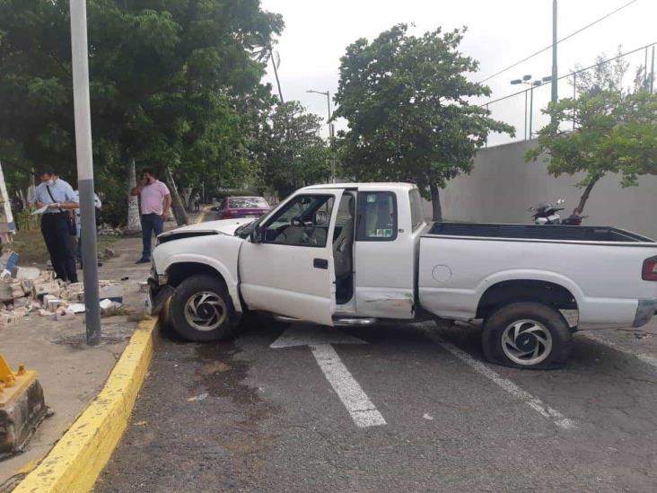 Se registra fuerte accidente en fraccionamiento; destruye caseta de policía