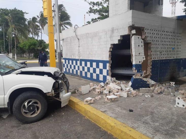 Se registra fuerte accidente en fraccionamiento; destruye caseta de policía