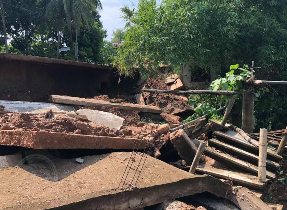 Colapsa banqueta y calle en Soconusco