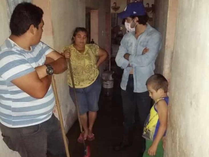 Elementos de PC Medellín de Bravo rescatan a dos familias afectadas por la tromba