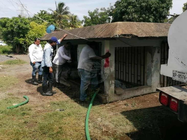 Elementos de PC Medellín de Bravo rescatan a dos familias afectadas por la tromba