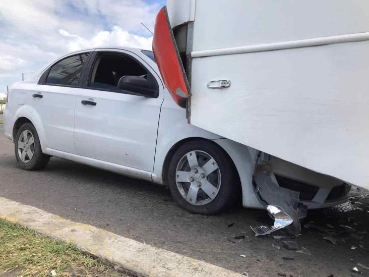 Se registra choque por alcance entre un vehículo particular y un autobús de pasajeros