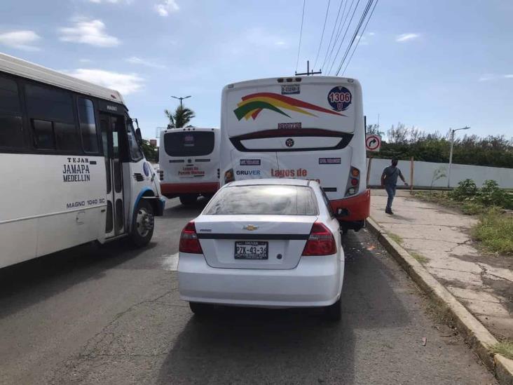 Se registra choque por alcance entre un vehículo particular y un autobús de pasajeros