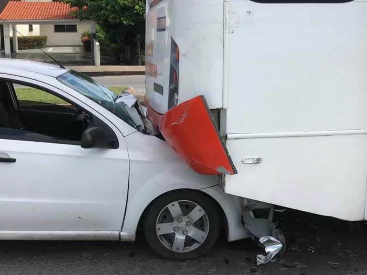 Se registra choque por alcance entre un vehículo particular y un autobús de pasajeros