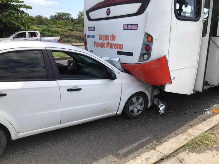 Se registra choque por alcance entre un vehículo particular y un autobús de pasajeros