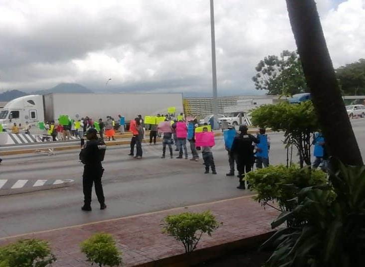 Desquician  autopista Orizaba-Veracruz en demanda  de liberación de cañero