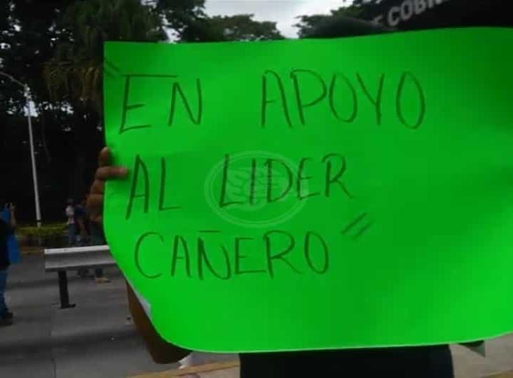 Desquician  autopista Orizaba-Veracruz en demanda  de liberación de cañero