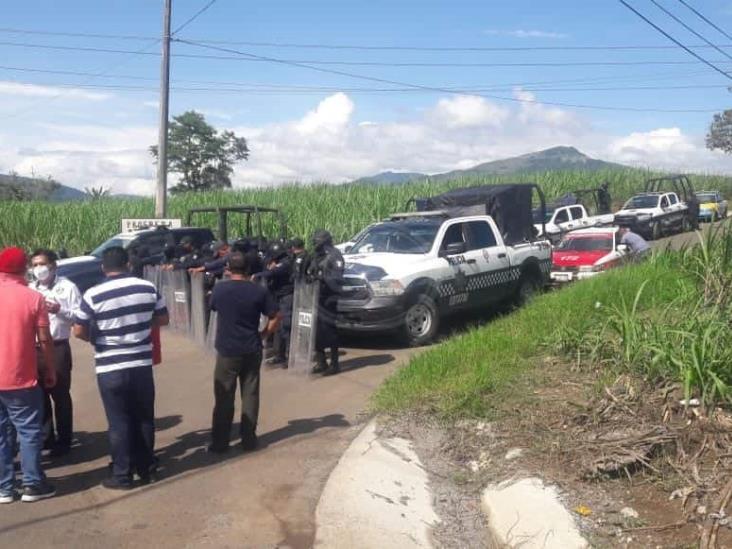 Desquician  autopista Orizaba-Veracruz en demanda  de liberación de cañero