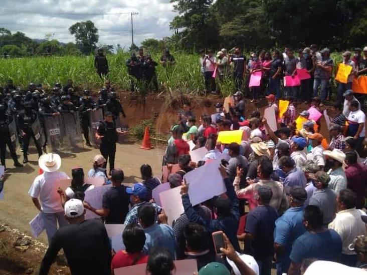 Desquician  autopista Orizaba-Veracruz en demanda  de liberación de cañero